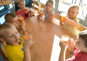 07 Dzieci piją sok